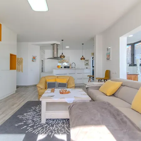 Luxury 2 Bedrooms Norton With Amazing Views In Apartment